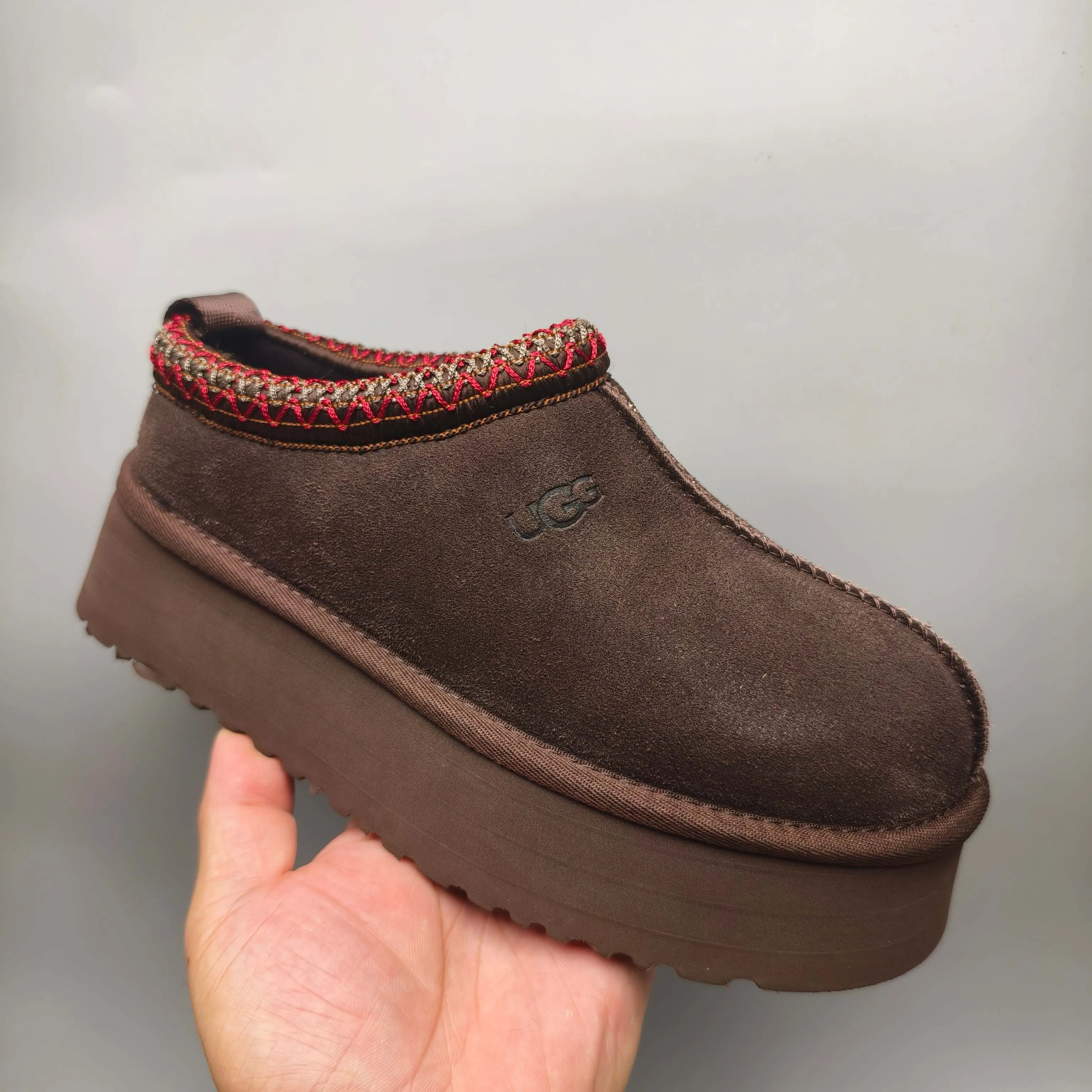 💰440 UGG sheepskin all-in-one snow boots 2553 co-branded national trend style thick-soled one-leg women’s snow boots🐾~ 🍭 A co-branded trendy item launched with well-known designer brands Feng Chen Wang and TELFAR. Zhou Dongyu & Wang Jiaer’s same style Fang Kete boots. The slip-on design makes it easy to put on and take off, and can be used indoors or outdoors. The exotic edging design is eye-catching, and it is definitely worth buying~ 🍭Material: cowhide➕sheep fur Outsole: rubber (light wing technology) 🍭Color: black, maroon, sand, dark green, light gray, chocolate, beige, walnut, brown, dark gray, red 🍭Number of codes: 35-42